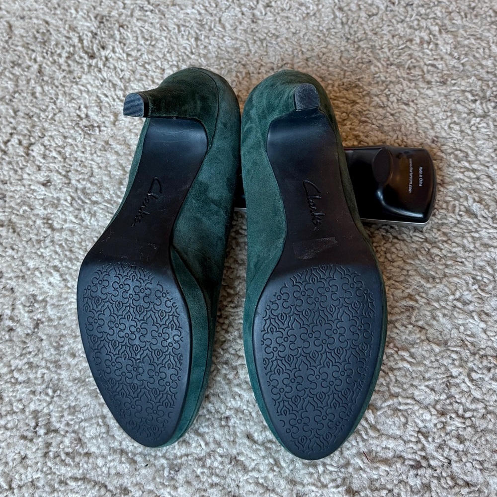 Clarks Women's Deep Green Suede Platform Pumps - Picture 5 of 6